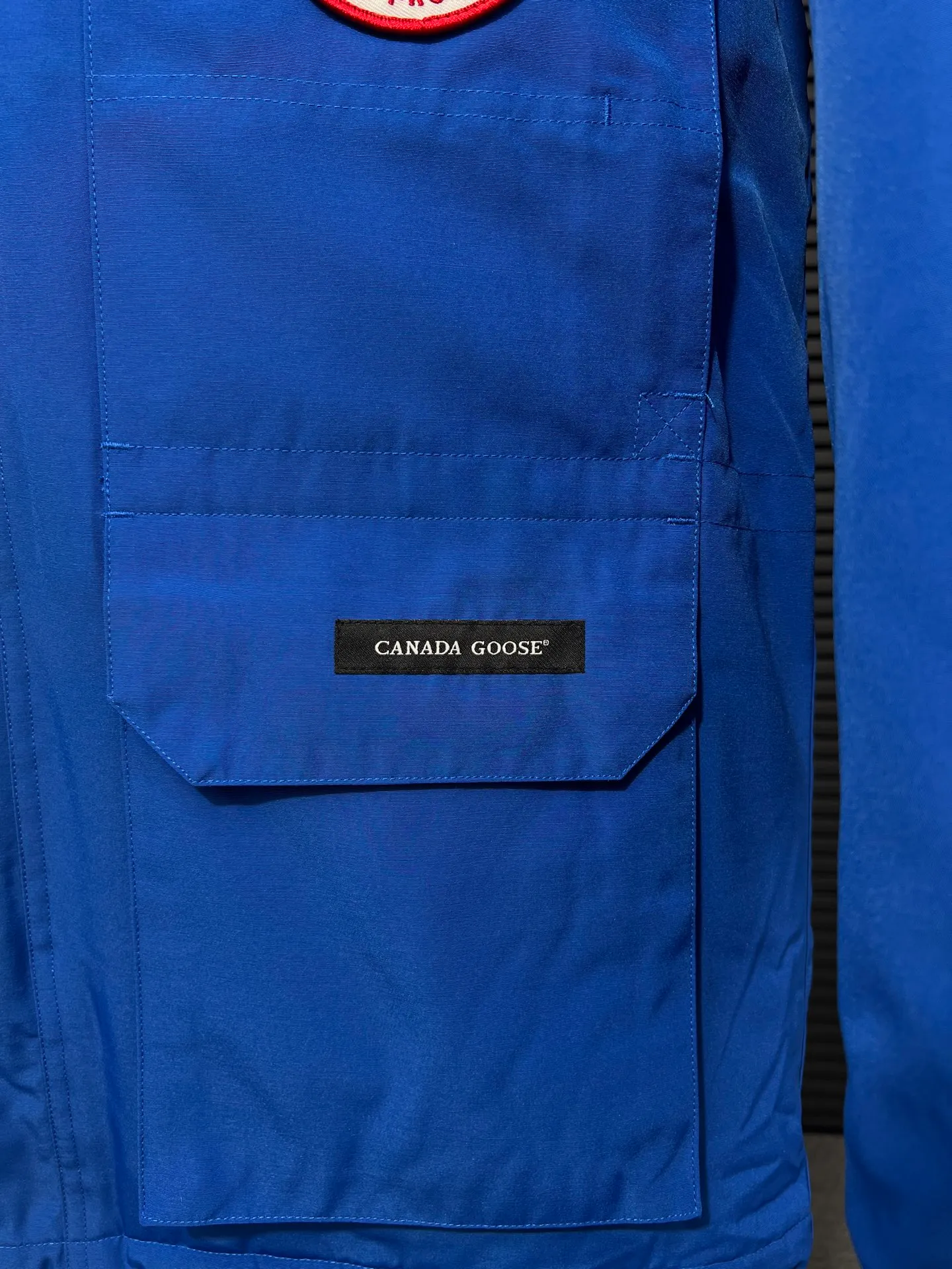 P780 🆕 Top original version, supports chip sensor with handbag 𝗖𝗮𝗻𝗮𝗱𝗮 𝗚𝗼𝘀𝗲 / 🇨🇦 Canada Goose 08 Down Jacket ⚠️ Partners who have been cooperating with us in the past few years know that no matter what is produced outside, our pure genuine trading company ships ❗️ After the test of time, we have received rave reviews. You can compare the market products with us. If you are not satisfied, you can return it at will. You are also welcome to come to ZG to see it and then come to my home to buy‼  1⃣️ The filling is 80% white duck down, with a weight of 500g. Regarding the down content, you can feel it with your hands. Good down has no embarrassment and can be called a walking duvet! 2⃣️ The fabric is made of Feather-Light 10D waterproof coating fabric, which is made of 84.5 polyester fiber and 15.5 cotton. The surface is treated with a special Teflon protective coating produced by DuPont to prevent wind and splash water, and makes the clothing anti-pollution and long-lasting new features! 3⃣️ One-piece seamless cuffs, 13cm official length, all seals are stamped, and all the inner liner is hemmed. The overcoat means sewing all the inner liner once. On the one hand, it is to prevent the velvet from running off, and on the other hand, it can keep the stiffness of the clothes! 4⃣️ Original Yoshida Kogyo Kabushikigaisha zipper, top-grade zinc alloy electroplated zipper with the highest specifications, using precise Japanese craftsmanship, raw materials and management methods. Each zipper can withstand 100,000+ openings and closings 5⃣️ The detachable fur collar is made of top-grade imported wolf fur, which is not comparable to the loose and soft raccoon fur and fake fur on the market. It is a natural Siberian coyote fur collar. The delicate and strong feel is the sense of life that comes from the erosion of wind and frost in nature. 6⃣️ Main logo double-thread 9-needle locking stranded embroidery, electronic digital automatic embroidery, maple leaves with sharp edges. Size: XS-XXL Color: black, off-white, graphite gray, sapphire blue Dark Blue Pink Azure Graphite Gray Black Label Shoulder Width Chest Sleeve Length Clothes Length Recommended Weight kg 67 87 80-90 2XL 58 136 69 89 90-105